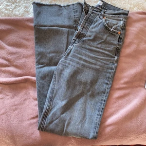 Zara jeans  - Gråa zara jeans i storlek 34! Jättesnygga och väldigt långa i modellen, jag har haft de uppvikta och jag är 1,65! 