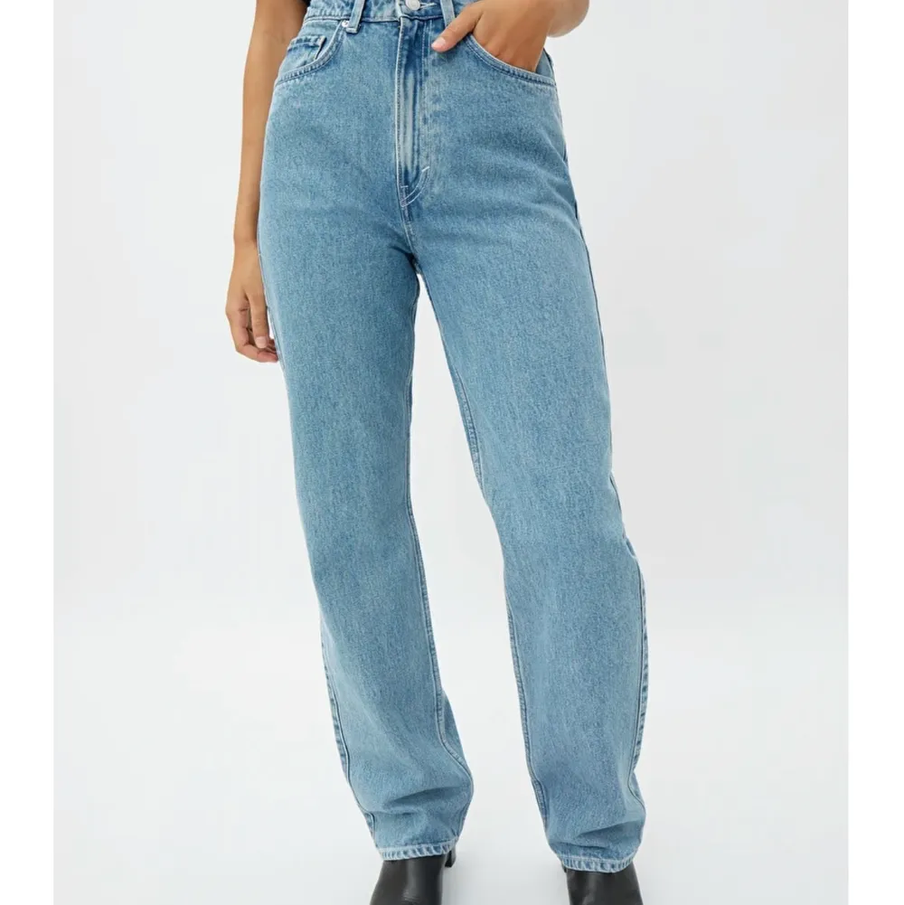 Säljer mina WEEKDAY jeans pga för tajta. Lagom långa för mig som är 175cm lång, storlek 27/32. Sparsamt använda! . Jeans & Byxor.