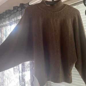 Brun stickad tröja - Brun stickad tröja, ganska tunn och mjuk. Säljer för 70kr och köparen står för frakten.