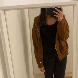 Brun kofta - Säljer denna bruna kofta från SHEIN. Den är knappa använd och köpte den för 149kr. Säljer för 100kr💞 står inte storlek men skulle säga S då jag har S i vanliga tröjor.