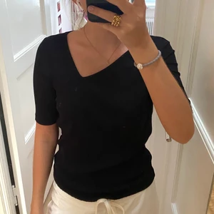 Asymmetrisktopp från hm - Asymmetrisk topp från hm i storlek M. Säljer för 100kr❤️❤️