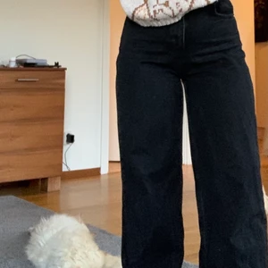 Svarta breda jeans - Jättenice jeans som är en storlek för liten så jag kan inte knäppa dem :/. Storlek 34 dvd ungefär xs. Lite uppklippta för de var för långa men passtar i läng för mig som är 1,65. Använda en gång.