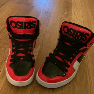 Äkta Osiris skor - Äkta Osiris skor, använda endast en gång, storlek 37. Original pris 1500kr. Perfekta för dig som är emo/scene