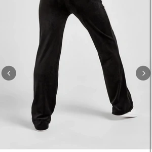 Juicy Counture Byxor  - Köptes för två månader sen ungefär, från JD nypris var ca 800. Använd få gånger. Jätte bekväma. 