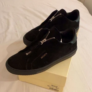 Arigato skor  - Säljer dessa arigato skor i storlek 38 pågrund av att dom var för små. Fint skick, använda Max 2-3 gånger. Skriv vid intresse eller frågor💕 Nypris: 1800