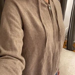 Kashmir hoodie  - En hoodie i kashmirblandning från HM i strl Small. 50 procent Kashmir, 50 procent bomull. Nopprar ingenting. Passar mig som vanligtvis är en small perfekt. Väldigt gott skick. Köpt för typ 800 kronor! Färgen är som på första bilden ungefär. Skriv för fler bilder😊🥰