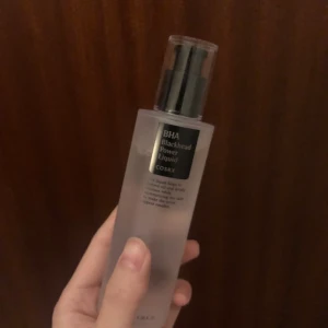 COSRX - BHA Blackhead power liquid 100ml - Öppnad flaska 2021 Octorber, använd fåtal gånger men passar inte min hy. PAO 12m, kan användas fram tills 2022 Octorber! Frakt ingår i priset.