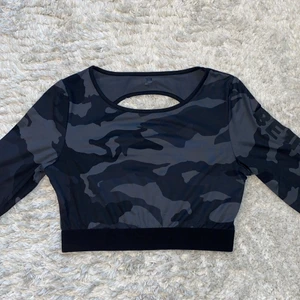 BETTER BODIES crop top  - • Size M. Mjukt material. Öppen rygg. Tryck på armen. Supersnygg men ingen användning av den pga för stor storlek. Endast testad. • 