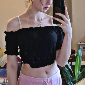 Svart blus - Fin svart blus från ginatricot, storlek xs men funkar för S bra också. Bra skick inte så välanvänd 