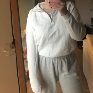 Half zip sweatshirt - Vit half zip sweatshirt från Fruit & the loom. Storlek S. Använd ett fåtal gånger.