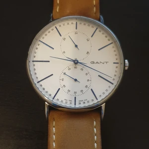 GANT - Har haft min GANT klocka länge och förvarat den i min smycklåda. Den har inga repor och det är bara batterin som behövs byta. Köparen tar ansvaret för det.