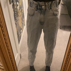 Ginatricot jeans med hög midja - Bra skick på jeansen eftersom jag knappt använt dem men de är tvättade 1 gång så det är därför de ser lite skrynkliga ut, köpte dem för 499. Ljusblåa med lite mörkblåa detaljer och vid midjan är det resår, väldigt bra passform och ganska mjuka i materialet.