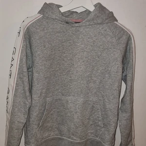 Grå GANT hoodie, storlek S - Superfin hoodie i mycket bra skick. Den har tjockt material och passar perfekt nu på vintern! Säljer pågrund av att den inte används.