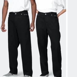 svarta jeans - säljer nu mina SWEET SKTBS jeans från junkyard i storlek S då det är lite för korta för mig som är 179cm lång. nypris är 599kr och säljer de nu för 150kr:) skriv privat för fler bilder (jag står för frakten)