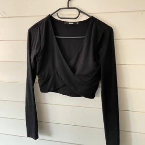 Topp - Svart topp med vridning/ korsad framtill, storlek XS! 