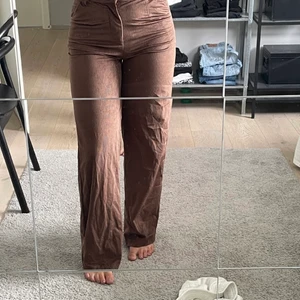 Bruna kostym byxor. INTE MIN BILD - Bruna kostym byxor som tyvärr var för stora. Köpta på plick.