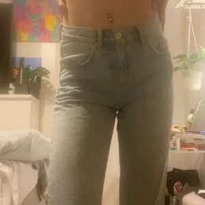 Ljusblå jeans  - Jeans i modellen mom tror jag. Från bikbok i strl XS 