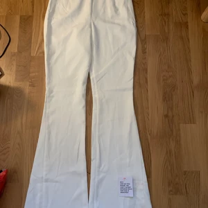 Asos kostymbyxa - Dessa kostymbyxor är skitsnygga men passar tyvärr inte mig. Rekommenderar att vara 175+ då de är väldigt långa annars kan man alltid sy upp dem!😁