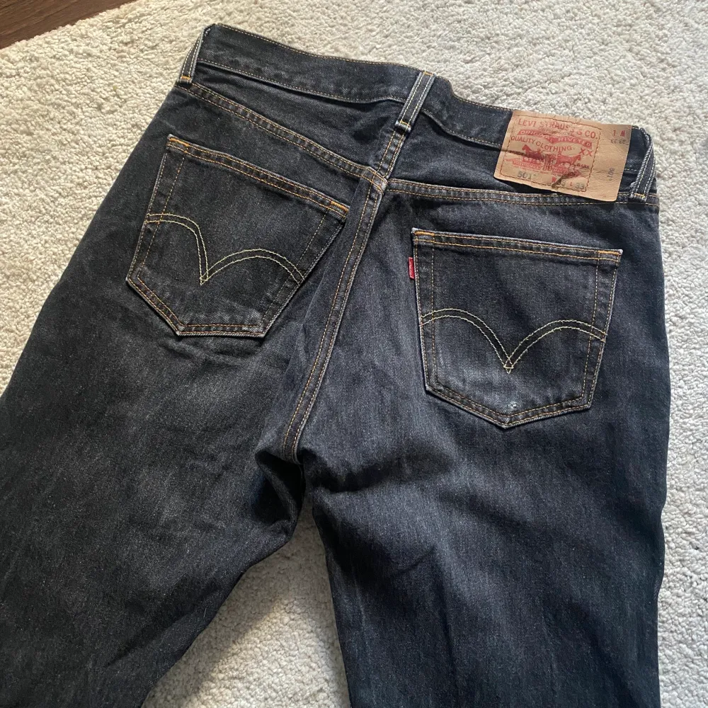 Verkligen snyggaste Levis jeansen!!                                 501or i en såå snygg brun/blå/svart färg! W33 L33!!                                           Buda från 400kr (säljer fler Levis!) 🤗. Jeans & Byxor.