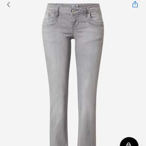Säljer dessa trendiga Lågmidjade ltb jeansen som är helt slutsålda på hemsidan. Väldigt stretchiga skulle säga att dem passar 25 och även 26. Dem har bra längd jag är 1,64. Bud startar från 400!!
