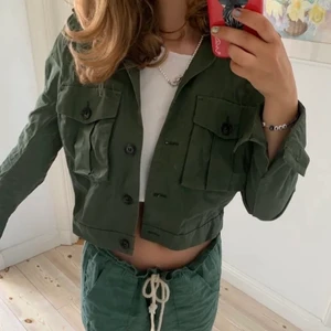 Mörkgrön jacka  - Militärgrön jacka💚 frakt tillkommer 