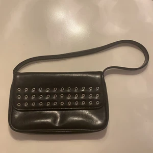 Väska - Säljer denna as coola axelväska som inte kommer till användning längre. Frakt ingår inte kan annars mötas i Stockholm