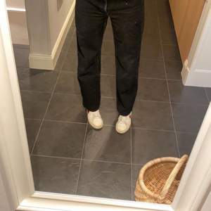 Skitsnygga uniqlo jeans i storlek 28 som tyvärr är lite för korta på mig. 