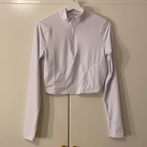 Träningströja - Helt ny vit träningströja med fickor. Säljer pga köpte fel storlek. 