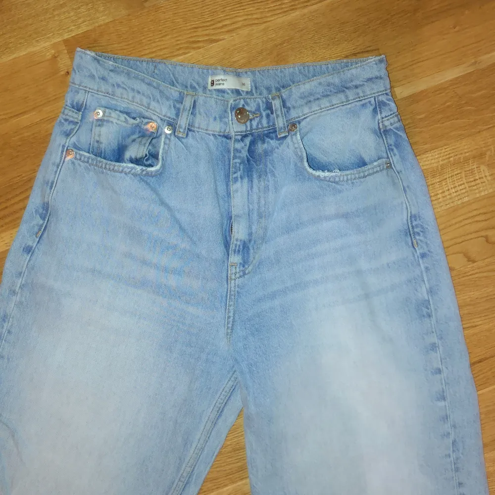 Långa och raka jeans från GinaTricot i ljustvätt. Passar mig som är 174 och längre. Lågmidjade. Köpta för 500kr. Köparen står för leveransen och betalning sker via swish!💕. Jeans & Byxor.
