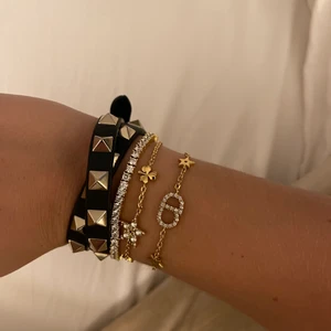 Valentino armband - Säljer mitt dubbla valentino armband, köpt på nk. Enda defekten är att lädret släppt där man knäpper armbandet men annars är det bra skick. Låda medföljer vid köpet. 