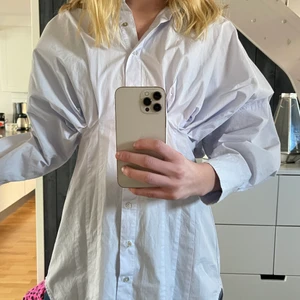 Zara skjorta - Säljer en blå skjorta me insydd midja (knappt använd) går även att använda som klänning om man är lite kortare💕90kr+frakt