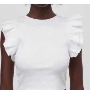 Vit topp - Säljer dena topp från zara för att den  används inte längre, skicka om ni har frågor eller vill se hur den sitter på 