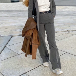 Grå kostymbyxor - Säljer mina superfina grå kostymbyxor som tyvärr inte passar längre. Från NA-KD i storlek 32, rak modell❤️‍🔥 Bilder lånade från NA-KDs hemsida! 