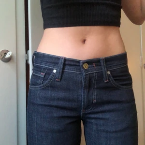 James cured by Sean jeans - Ett par väldigt fina lågmidjade straight/bootcut jeans, dom är köpt begagnat men är i väldigt fint skick. Dom är lite korta för mig som är 170. Om många är intresserade blir det budgivning 
