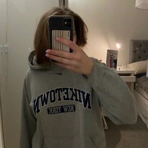 Hoodie - Snygg grå nike hoodie🪐🪐⭐️⭐️bara att skriva vid frågor⭐️⭐️⭐️