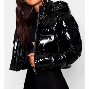 Blank svart jacka strl 32 - Helt ny blanck svart jacka ifrån boohoo nypris 360 kronor säljer för 200kr. Säljer jackan eftersom jag beställt en exakt likadan men lite större för gillar själv inte när jackorna är så korta☺️