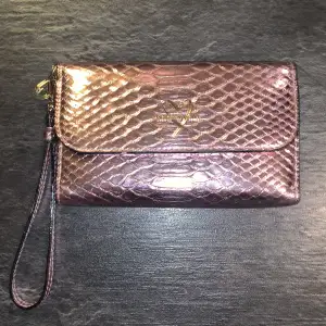 Jättefin oanvänd plånbok i färgen rosa metallic. Den finns inte att köpa längre i butikerna. 