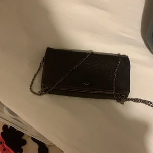 Zadig väska - Jättefin Zadig väska i modellen savage rock bag, jättebra skick köpte den för runt 4000kr. Startbud 1500kr! Buda!❤️