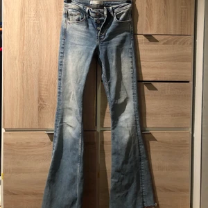 Zara bootcut jeans - Säljer min favvo lowaist bootcut jeans för att de tyvärr har blivit för korta. Är sparsamt använda och har inga defekter. De är i storlek 34 men passar mig som oftast har 38 i zaras jeans!💘