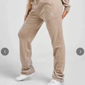 JUICY COUTORE BEIGE - Säljer mina helt nya oanvända juicy coutore byxor då jag beställt dem i fel storlek.. alltså är dem helt nya och har inget fel på dem! Hör av er vid intresse 💕