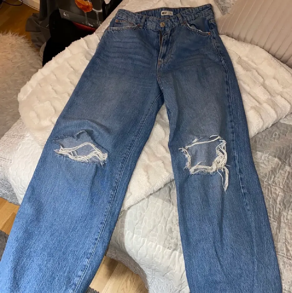 Såå fina jeans från Gina som är sparsamt använda då de tyvärr är för stora, storlek 38. Byxorna är i nyskick och nypris var 600kr. Mitt pris är 250kr + 66kr spårbar frakt 🦋. Jeans & Byxor.