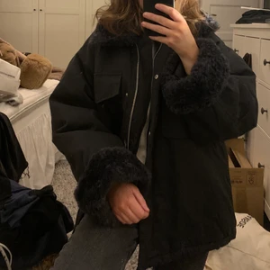 Jacka med teddykrage - Mysig helt ny (prislapp kvar) jacka från asos med teddykrage och ärmar. Fin och varm!! Strl 34 men stor i storleken! Jag är vanligtvis en 36a. Slutsåld i nästan alla storlekar. 