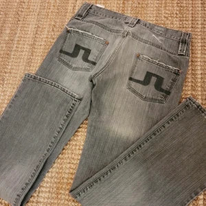 J. lindeberg - W:29-30 L:32. Riktigt fet färg och mönster på dom. Har lite wear men det ger schysst personlighet till dem. Lite lägre än vanliga byxor i midgan men inte mycket. 