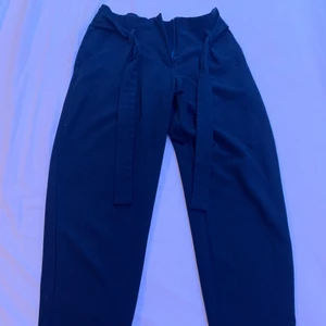Blå byxor i mjukt material med knytning - Bra passform (har storlek xs/s och är 158 cm lång)