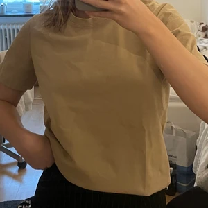 Beige t-shirt - Beige t-shirt från Gina Tricot i lite tjockare material, storlek S. Endast använd 2 gånger så är inprincip i nyskick!! Frakt 45kr 💗