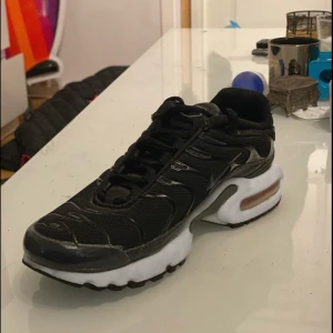 TN skor - TN skor i sto 38,5, fint skick