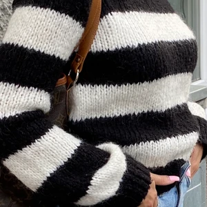 Randig stickad tröja  - Så skön och snygg stickad tröja! Stl S knappt använt. Köparen står för frakt 