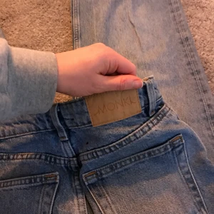 Blå wide leg jeans - Jeans i bra skick! Säljer då de är för små för mig nu. Är osäker på om storleken är 32 eller 34 då det inte står i byxorna. 