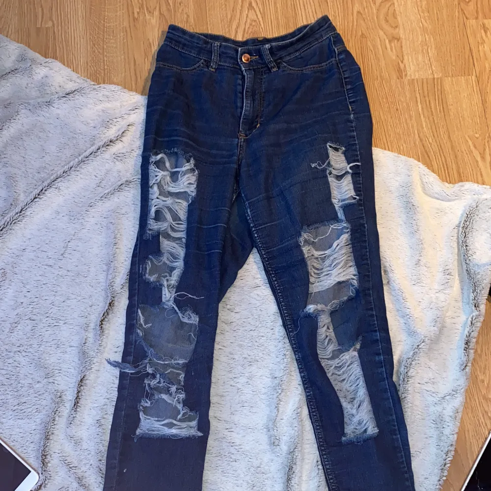 Mörkblåa jeans från H&M storlek 36 men är större i storleken långa i benen för folk är korta, bilden är tagen på en tjej som är 1,55 . Jeans & Byxor.