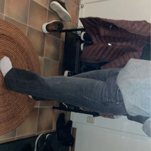 Zara jeans - Superfina zara jeans i storlek 38 säljer pågrund av att dom inte kommer till användning mer, Köparen står för  frakten💞